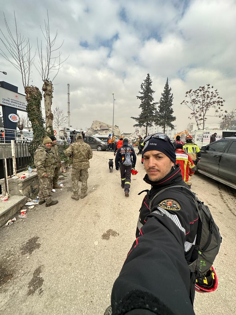 El bombero leonés Víctor Rodríguez regresa de Turquía con el orgullo del esfuerzo realizado y el lamento por la descoordinación en una lucha contrarreloj. Ha colaborado con la ONG Acción Norte en el rescate y auxilio de la población. «No hemos parado de buscar a personas con vida, pero no ha habido suerte», asegura.