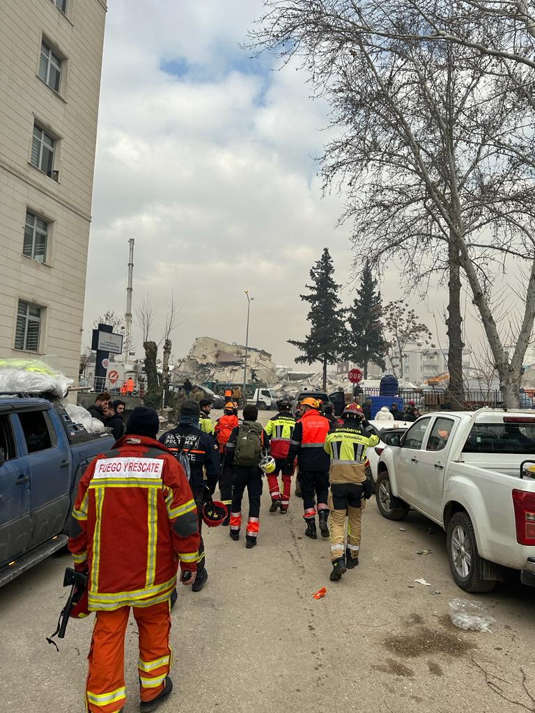 El bombero leonés Víctor Rodríguez regresa de Turquía con el orgullo del esfuerzo realizado y el lamento por la descoordinación en una lucha contrarreloj. Ha colaborado con la ONG Acción Norte en el rescate y auxilio de la población. «No hemos parado de buscar a personas con vida, pero no ha habido suerte», asegura.