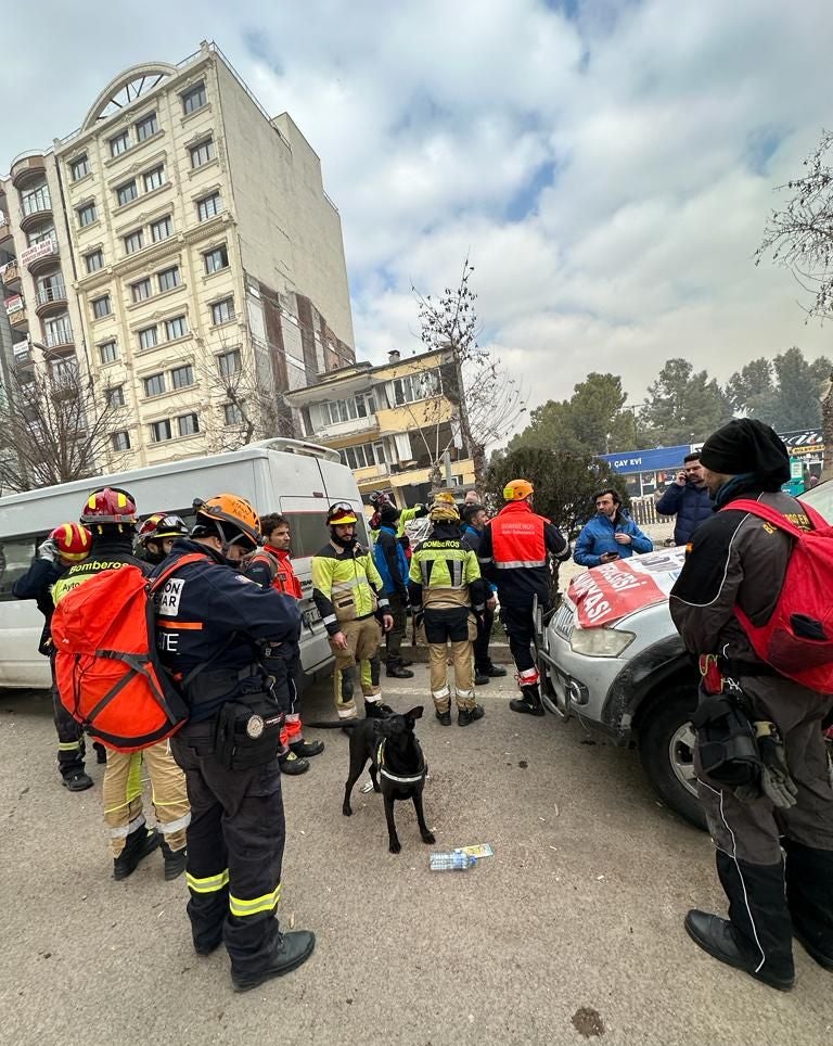 El bombero leonés Víctor Rodríguez regresa de Turquía con el orgullo del esfuerzo realizado y el lamento por la descoordinación en una lucha contrarreloj. Ha colaborado con la ONG Acción Norte en el rescate y auxilio de la población. «No hemos parado de buscar a personas con vida, pero no ha habido suerte», asegura.