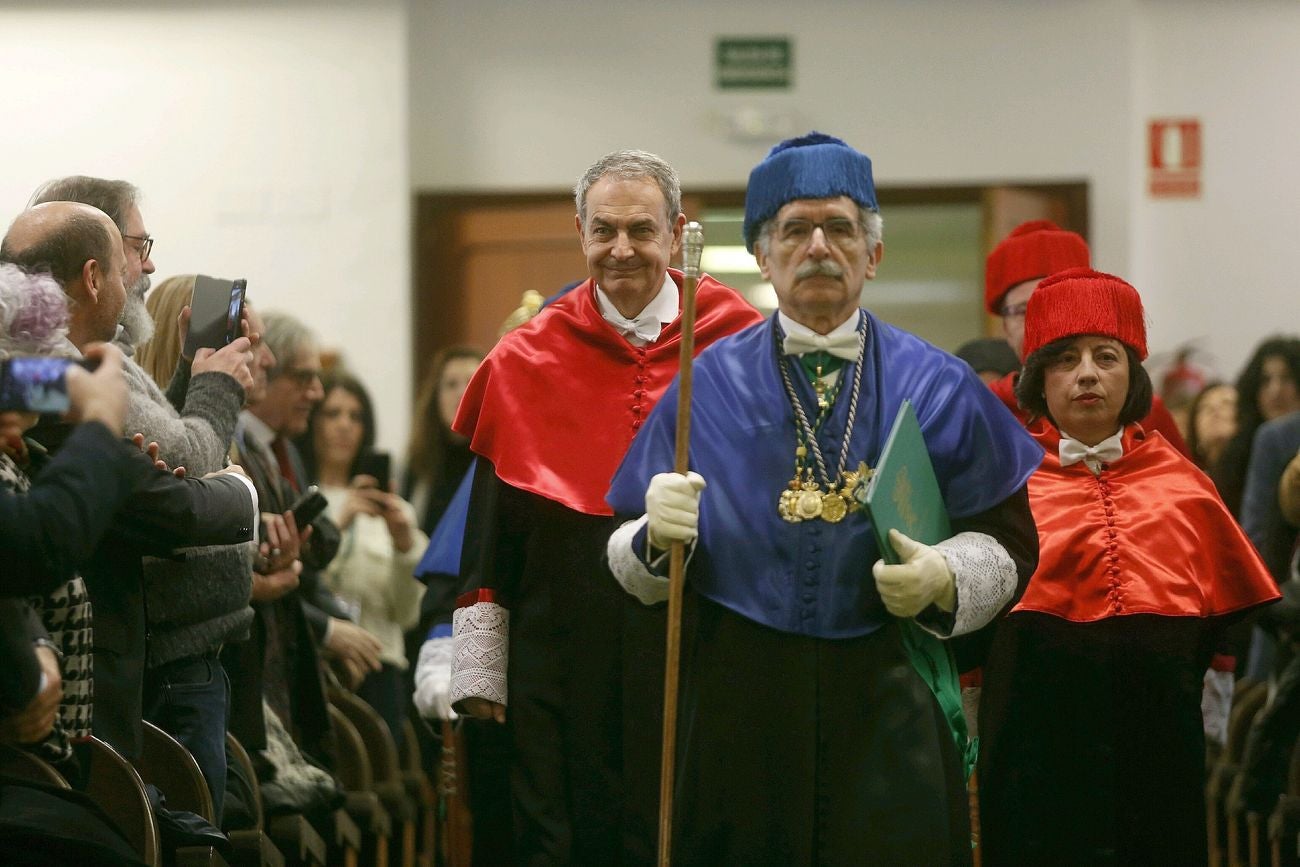 El expresidente del gobierno y exalumno y profesor de la Universidad de León es reconocido como doctor 'honoris causa' en un emotivo acto que marca «una de las páginas más satisfactorias en mi biografía política y personal». «Un país es lo que sin sus universidades. Si investigan y trabajan ese país tiene garantizados su futuro, y eso es lo que hace la ULE».