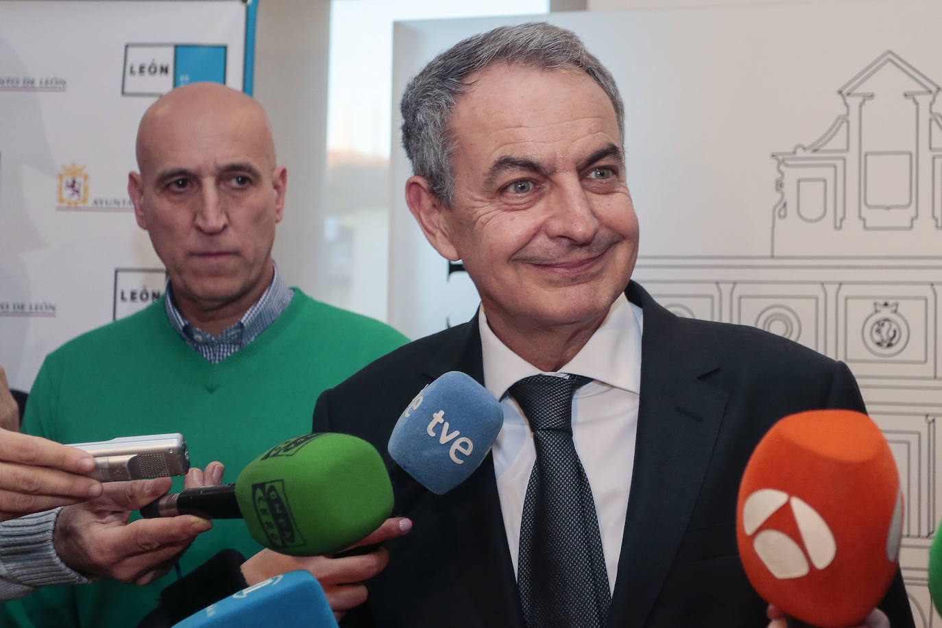 El expresidente del gobierno José Luis Rodríguez Zapatero presenta junto al alcalde de León, José Antonio Diez, el libro 'El puente de Vizcaya' de Antonio Olázabal Flórez