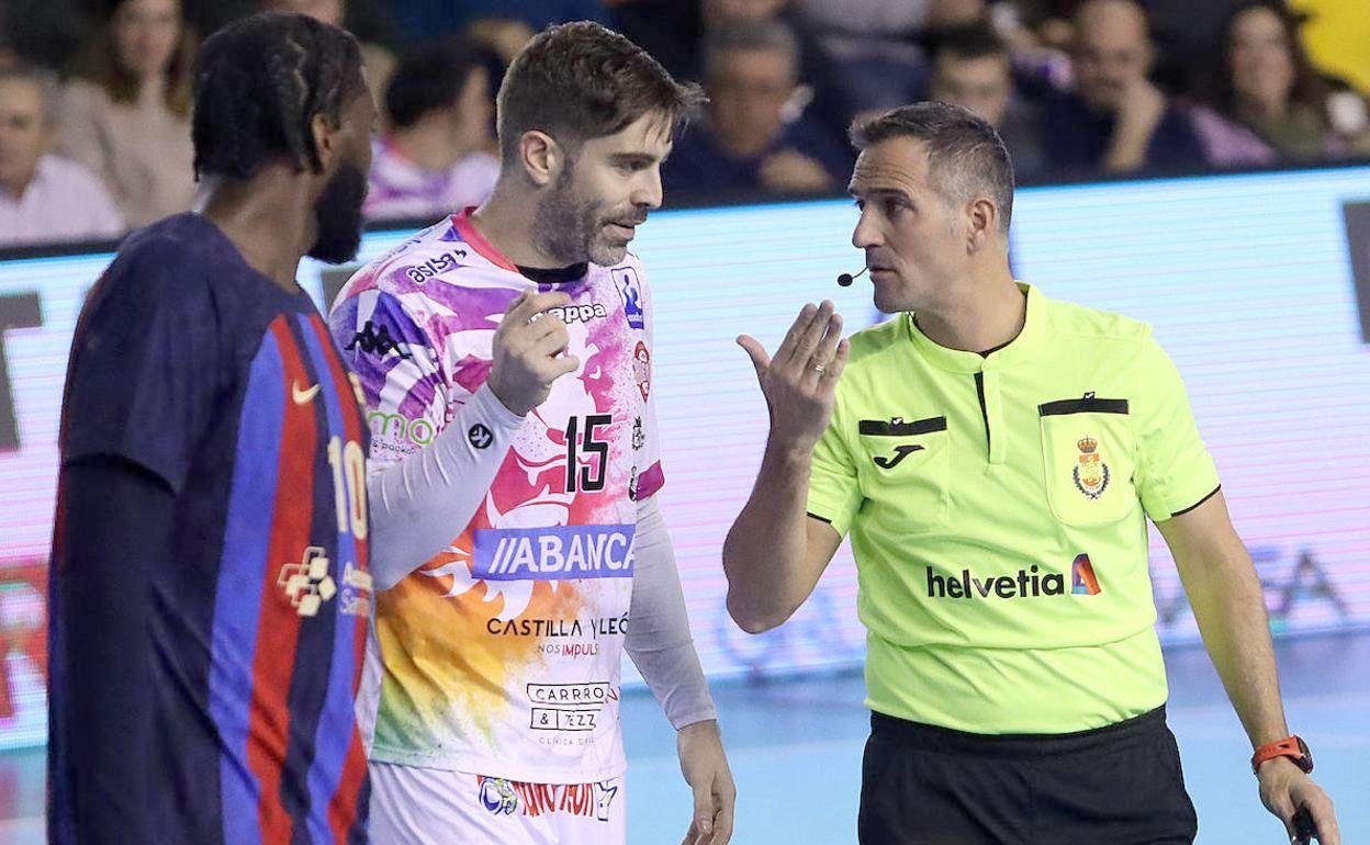 Juan Castro, durante un partido del Ademar en el Palacio de los Deportes. 