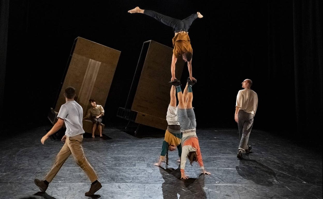 'Nuye' de Compañía de Circo 'eia', es un proyecto de creación para seis acróbatas que nace de la exploración sobre las dinámicas de las relaciones de pareja. 