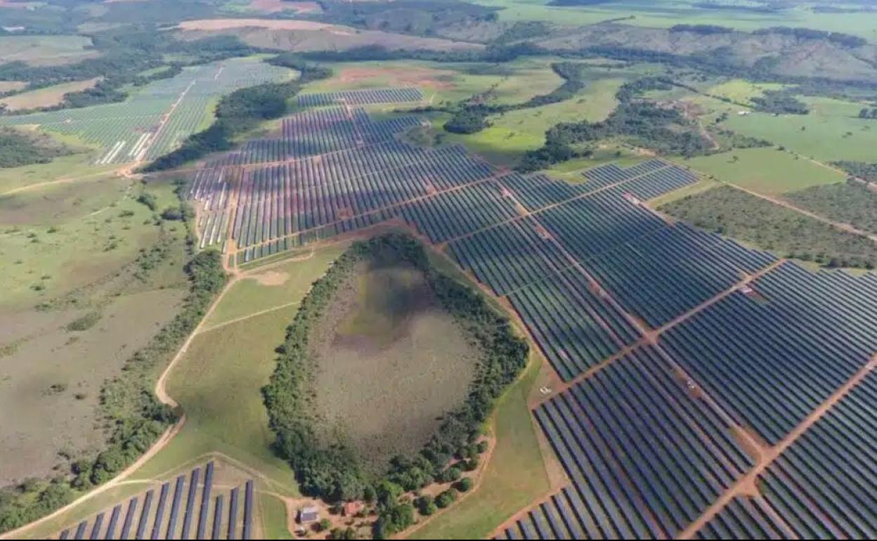 La aportación del macroparque será clave para la producción de hidrógeno verde en La Robla. En la imagen, un macroparque solar. 