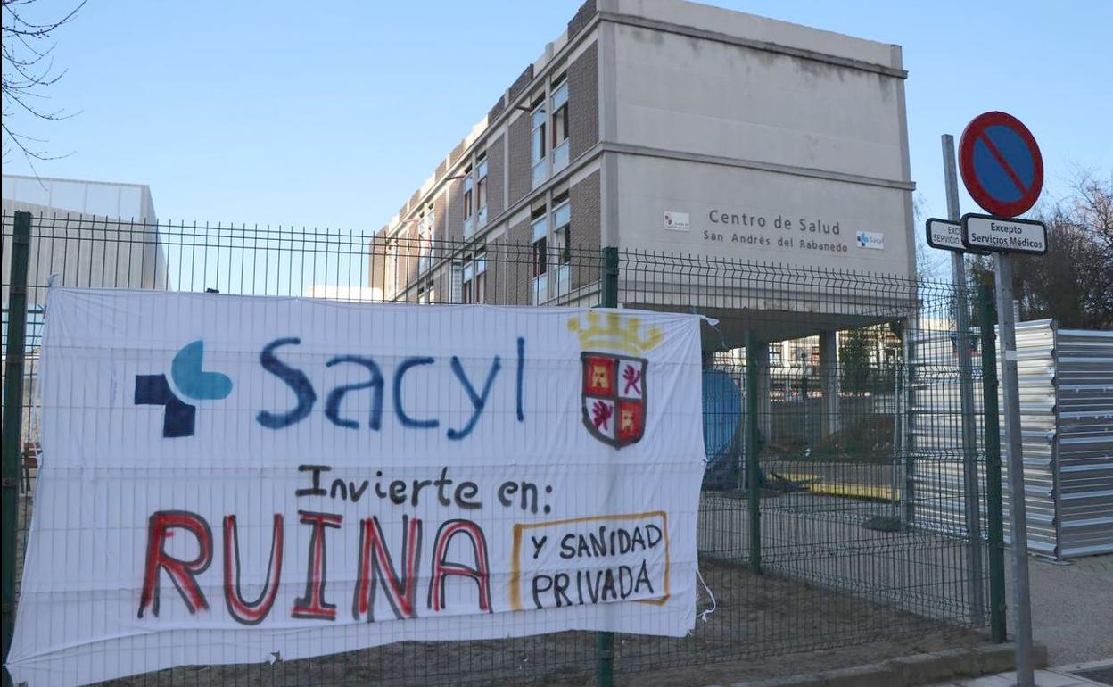 Pancarta de protesta ante el polémico centro de salud de Pinilla. 