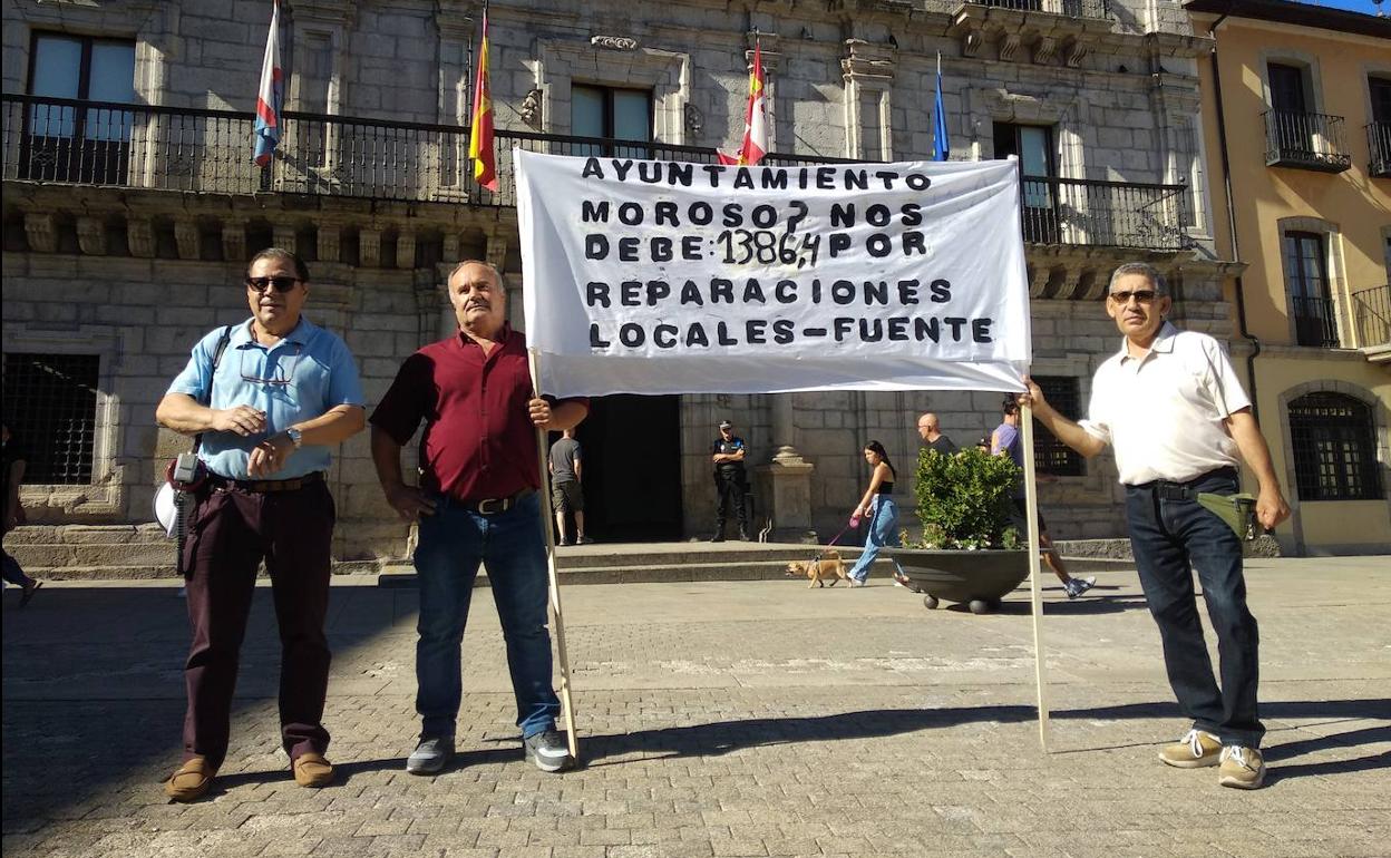 Protesta de la Asociación de Vecinos La Estación-Temple ante el Ayuntamiento de Ponferrada.