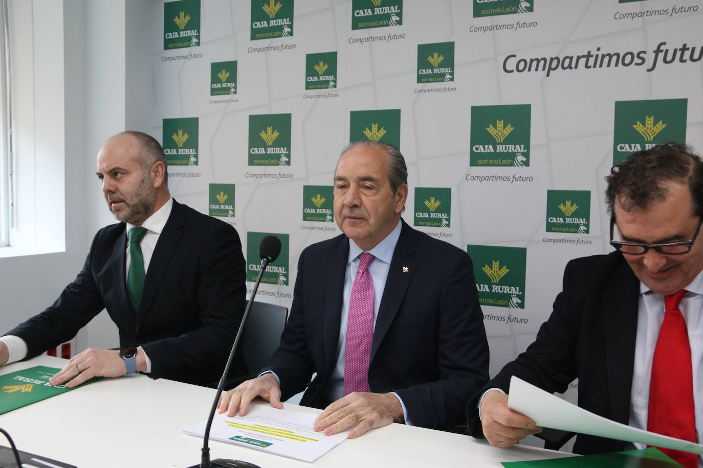 Alejandro Hidalgo, Cipriano García y Narciso Prieto presentan las cuentas de la entidad financiera en el año 2022.