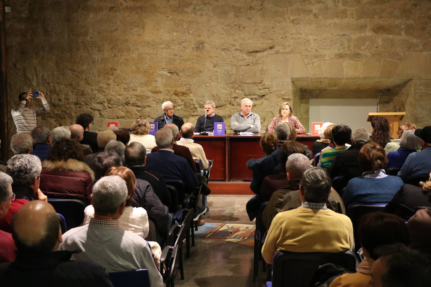 Presentación de Pucheros y Zurrones. Gastronomía en el Camino de Santiago, de Tomás Alvarez 