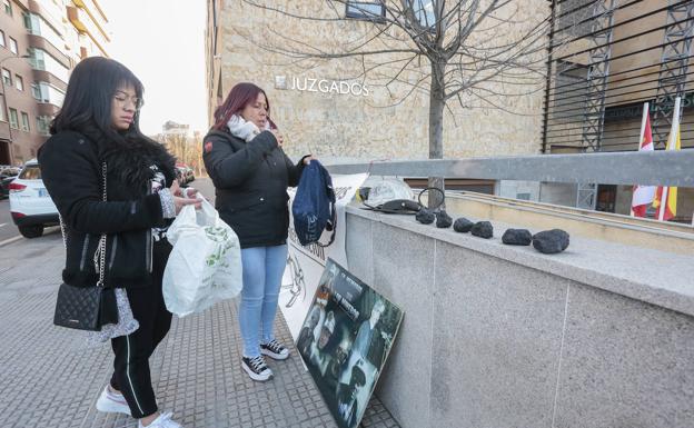 Imagen. La familia se concentra a la puerta de los Juzgados de León. 