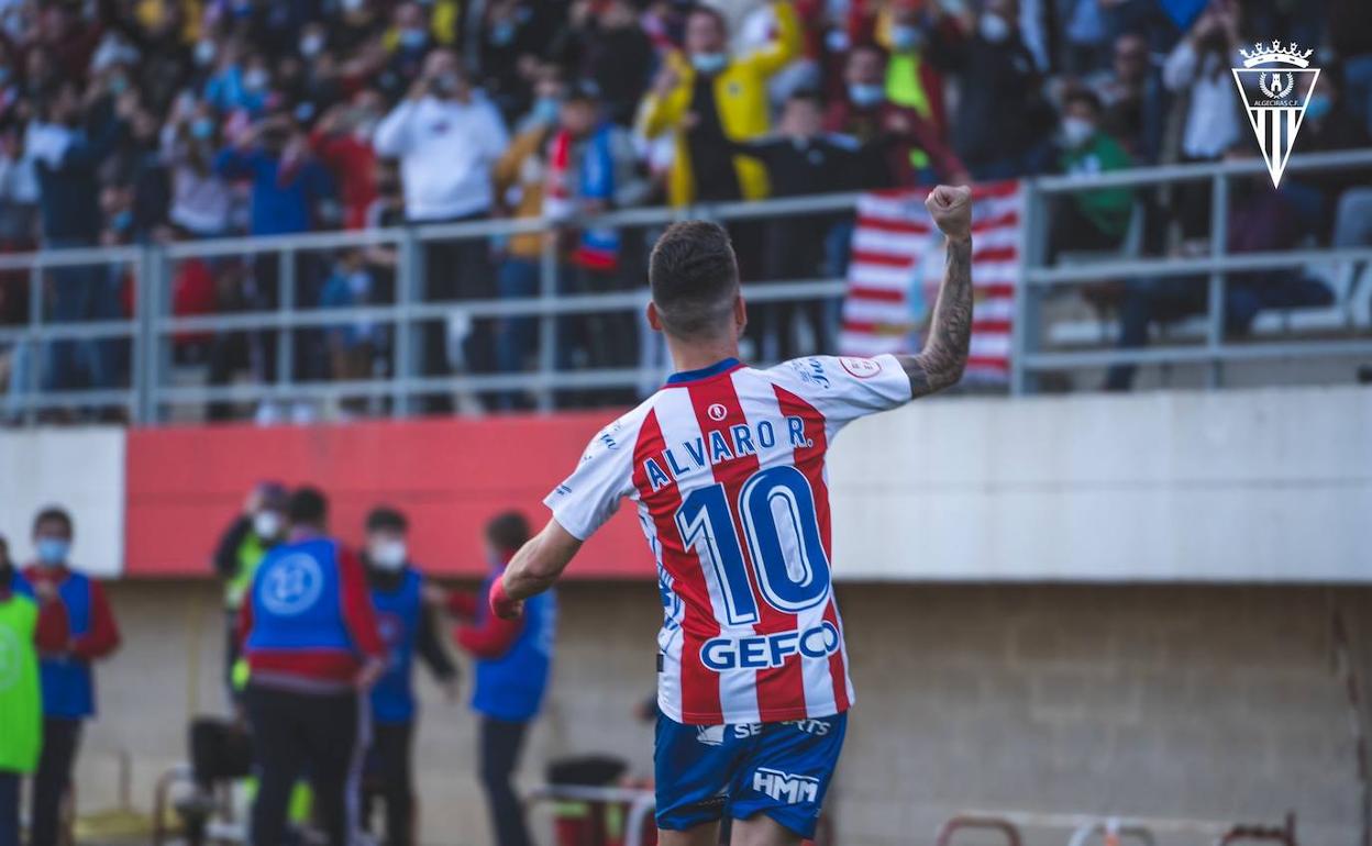 Álvaro Romero, jugador del Algeciras, celebra un gol durante la temporada pasada. 