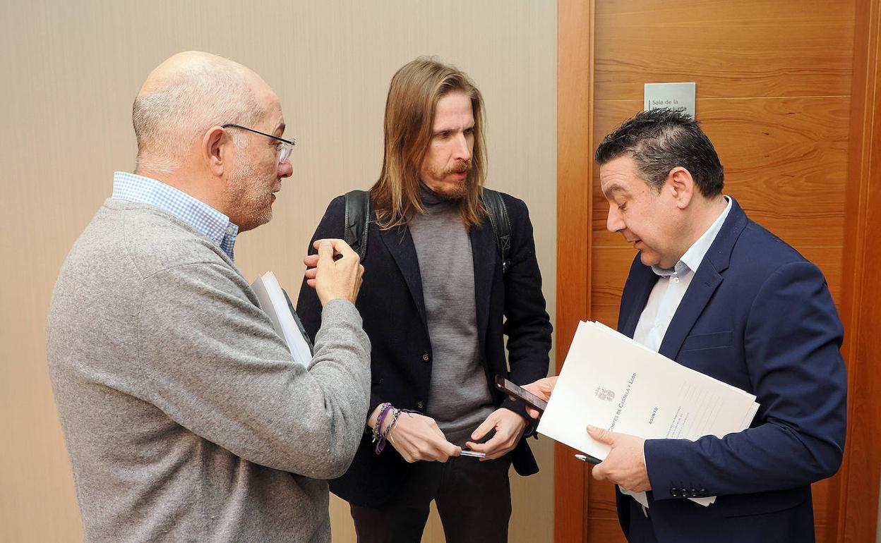 Francisco Igea, junto a Pablo Fernández y Luis Mariano Santos, durante un la junta de portavoces celebrada en las Cortes de Castilla y León este jueves.