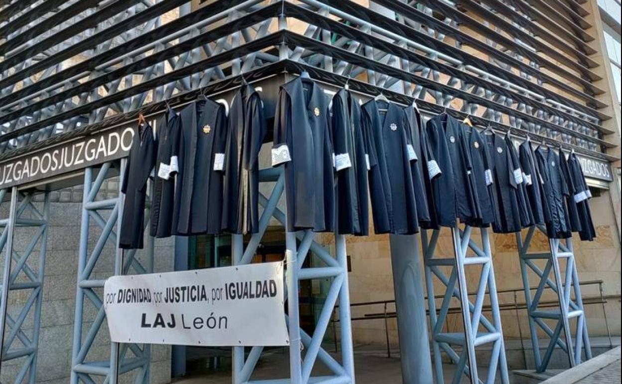 Las togas de los letrados en huelga colgadas en la fachada del edificio de los Juzgados de León en señal de protesta.