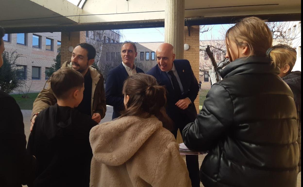 El alcalde de León visita el IES Eras de Renueva.