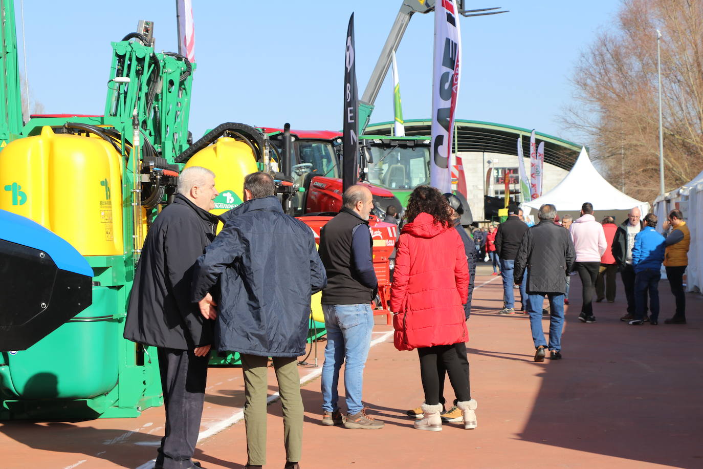 Más de un siglo de vida suma a sus espaldas la tradicional Feria de Febrero de esta localidad del sur de León que ha abierto sus puertas en su 102 edición. El alcalde de Valencia de Don Juan, Juan Pablo Regadera, recuerda que es la fería «de la gente» y el vicepresidente de la Diputación, Matías Llorente, pide apoyo al campo y servicios para el mundo rural. 