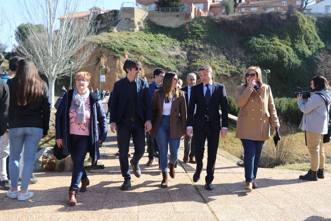 Más de un siglo de vida suma a sus espaldas la tradicional Feria de Febrero de esta localidad del sur de León que ha abierto sus puertas en su 102 edición. El alcalde de Valencia de Don Juan, Juan Pablo Regadera, recuerda que es la fería «de la gente» y el vicepresidente de la Diputación, Matías Llorente, pide apoyo al campo y servicios para el mundo rural. 