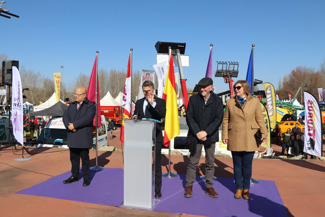 Más de un siglo de vida suma a sus espaldas la tradicional Feria de Febrero de esta localidad del sur de León que ha abierto sus puertas en su 102 edición. El alcalde de Valencia de Don Juan, Juan Pablo Regadera, recuerda que es la fería «de la gente» y el vicepresidente de la Diputación, Matías Llorente, pide apoyo al campo y servicios para el mundo rural. 