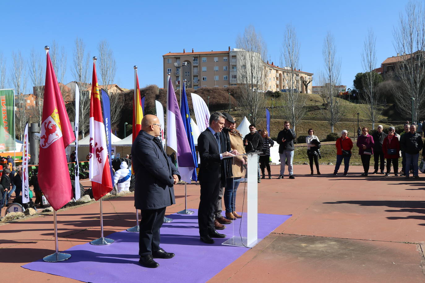 Más de un siglo de vida suma a sus espaldas la tradicional Feria de Febrero de esta localidad del sur de León que ha abierto sus puertas en su 102 edición. El alcalde de Valencia de Don Juan, Juan Pablo Regadera, recuerda que es la fería «de la gente» y el vicepresidente de la Diputación, Matías Llorente, pide apoyo al campo y servicios para el mundo rural. 