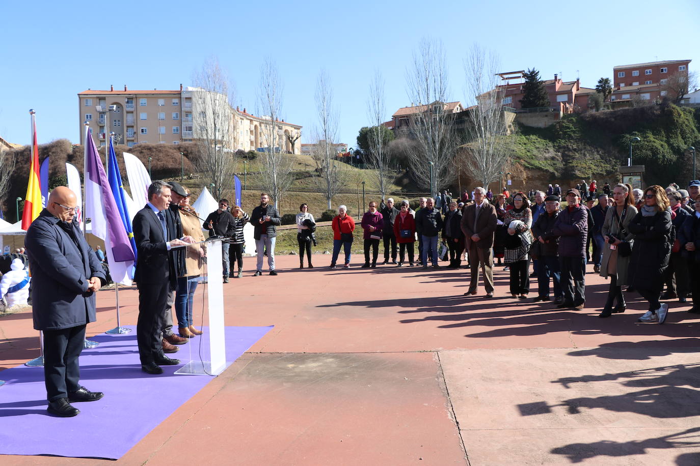 Más de un siglo de vida suma a sus espaldas la tradicional Feria de Febrero de esta localidad del sur de León que ha abierto sus puertas en su 102 edición. El alcalde de Valencia de Don Juan, Juan Pablo Regadera, recuerda que es la fería «de la gente» y el vicepresidente de la Diputación, Matías Llorente, pide apoyo al campo y servicios para el mundo rural. 