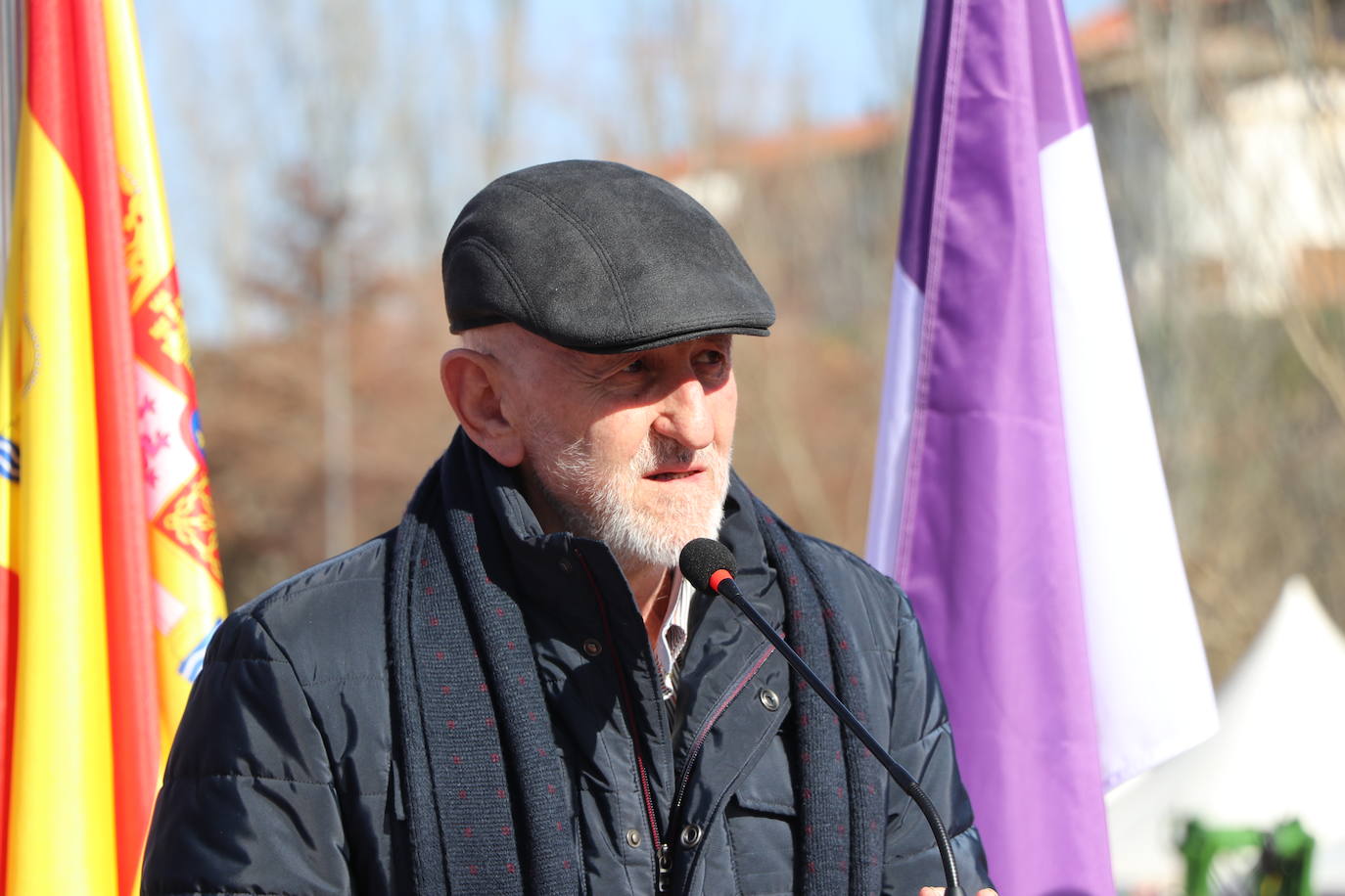 Más de un siglo de vida suma a sus espaldas la tradicional Feria de Febrero de esta localidad del sur de León que ha abierto sus puertas en su 102 edición. El alcalde de Valencia de Don Juan, Juan Pablo Regadera, recuerda que es la fería «de la gente» y el vicepresidente de la Diputación, Matías Llorente, pide apoyo al campo y servicios para el mundo rural. 