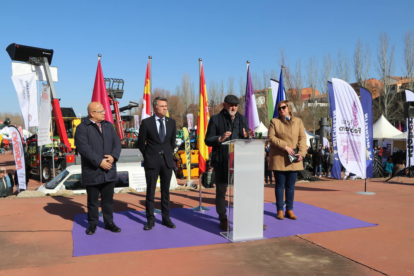 Más de un siglo de vida suma a sus espaldas la tradicional Feria de Febrero de esta localidad del sur de León que ha abierto sus puertas en su 102 edición. El alcalde de Valencia de Don Juan, Juan Pablo Regadera, recuerda que es la fería «de la gente» y el vicepresidente de la Diputación, Matías Llorente, pide apoyo al campo y servicios para el mundo rural. 