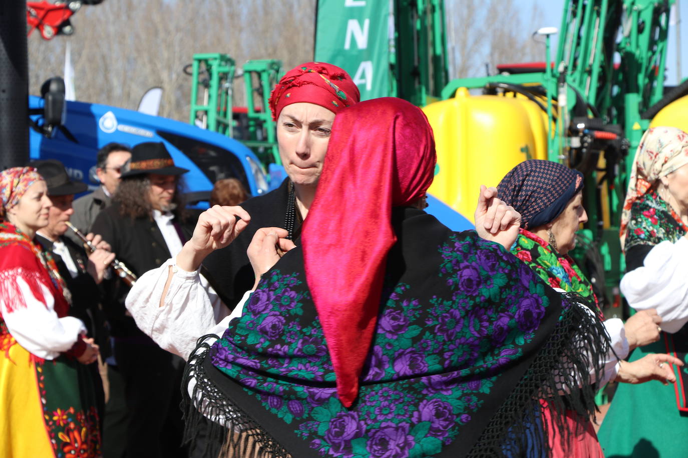 Más de un siglo de vida suma a sus espaldas la tradicional Feria de Febrero de esta localidad del sur de León que ha abierto sus puertas en su 102 edición. El alcalde de Valencia de Don Juan, Juan Pablo Regadera, recuerda que es la fería «de la gente» y el vicepresidente de la Diputación, Matías Llorente, pide apoyo al campo y servicios para el mundo rural. 