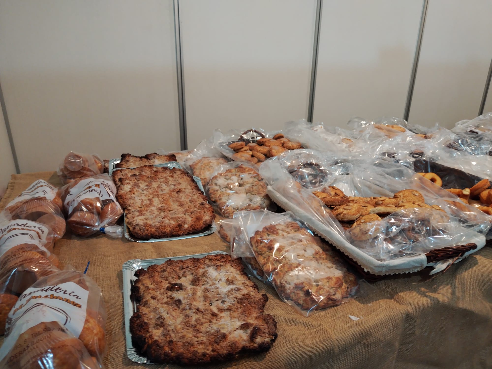 Más de un siglo de vida suma a sus espaldas la tradicional Feria de Febrero de esta localidad del sur de León que ha abierto sus puertas en su 102 edición. El alcalde de Valencia de Don Juan, Juan Pablo Regadera, recuerda que es la fería «de la gente» y el vicepresidente de la Diputación, Matías Llorente, pide apoyo al campo y servicios para el mundo rural. 