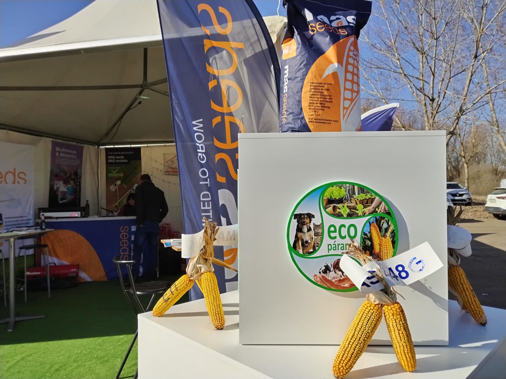 Más de un siglo de vida suma a sus espaldas la tradicional Feria de Febrero de esta localidad del sur de León que ha abierto sus puertas en su 102 edición. El alcalde de Valencia de Don Juan, Juan Pablo Regadera, recuerda que es la fería «de la gente» y el vicepresidente de la Diputación, Matías Llorente, pide apoyo al campo y servicios para el mundo rural. 