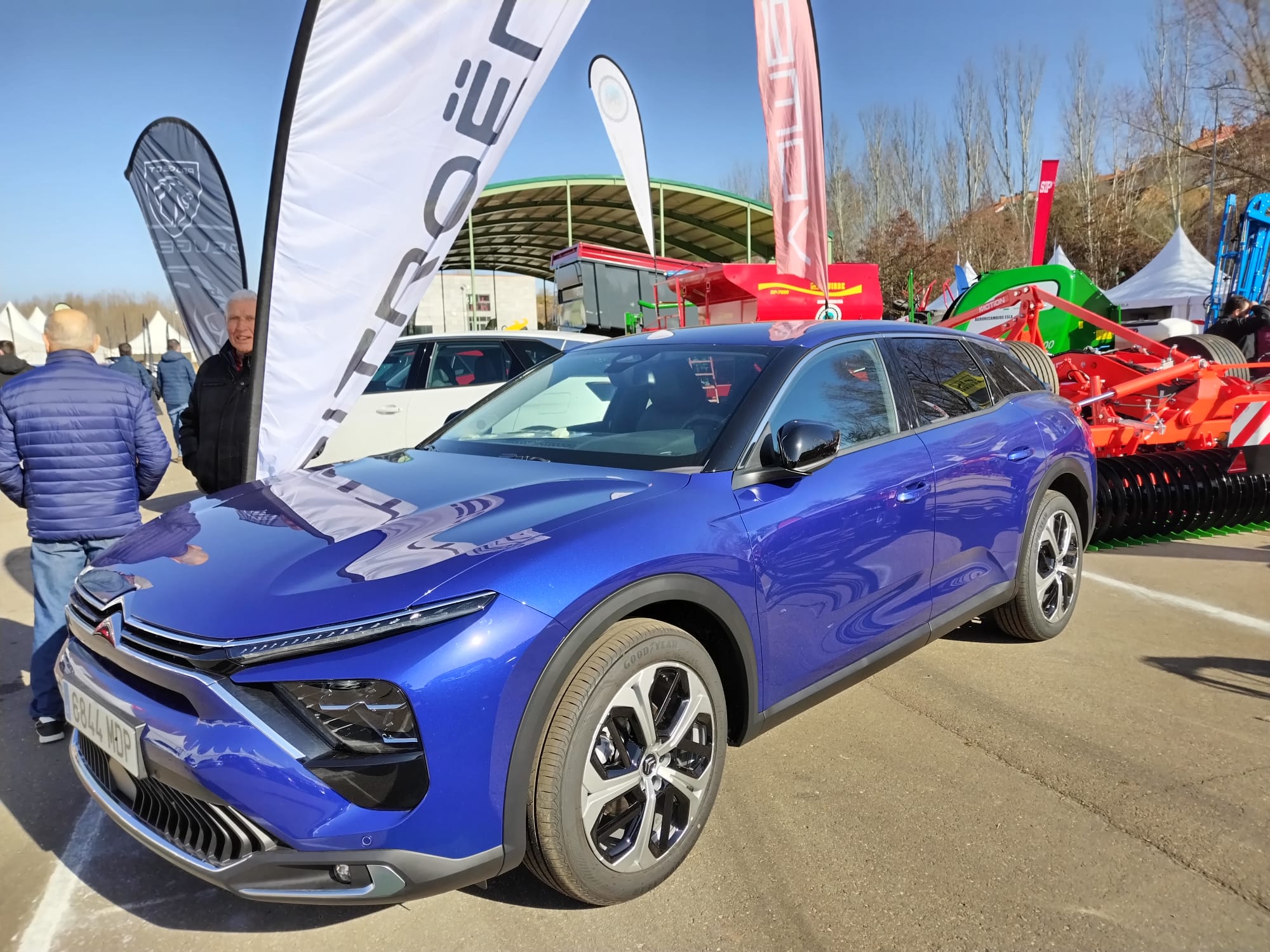 Más de un siglo de vida suma a sus espaldas la tradicional Feria de Febrero de esta localidad del sur de León que ha abierto sus puertas en su 102 edición. El alcalde de Valencia de Don Juan, Juan Pablo Regadera, recuerda que es la fería «de la gente» y el vicepresidente de la Diputación, Matías Llorente, pide apoyo al campo y servicios para el mundo rural. 