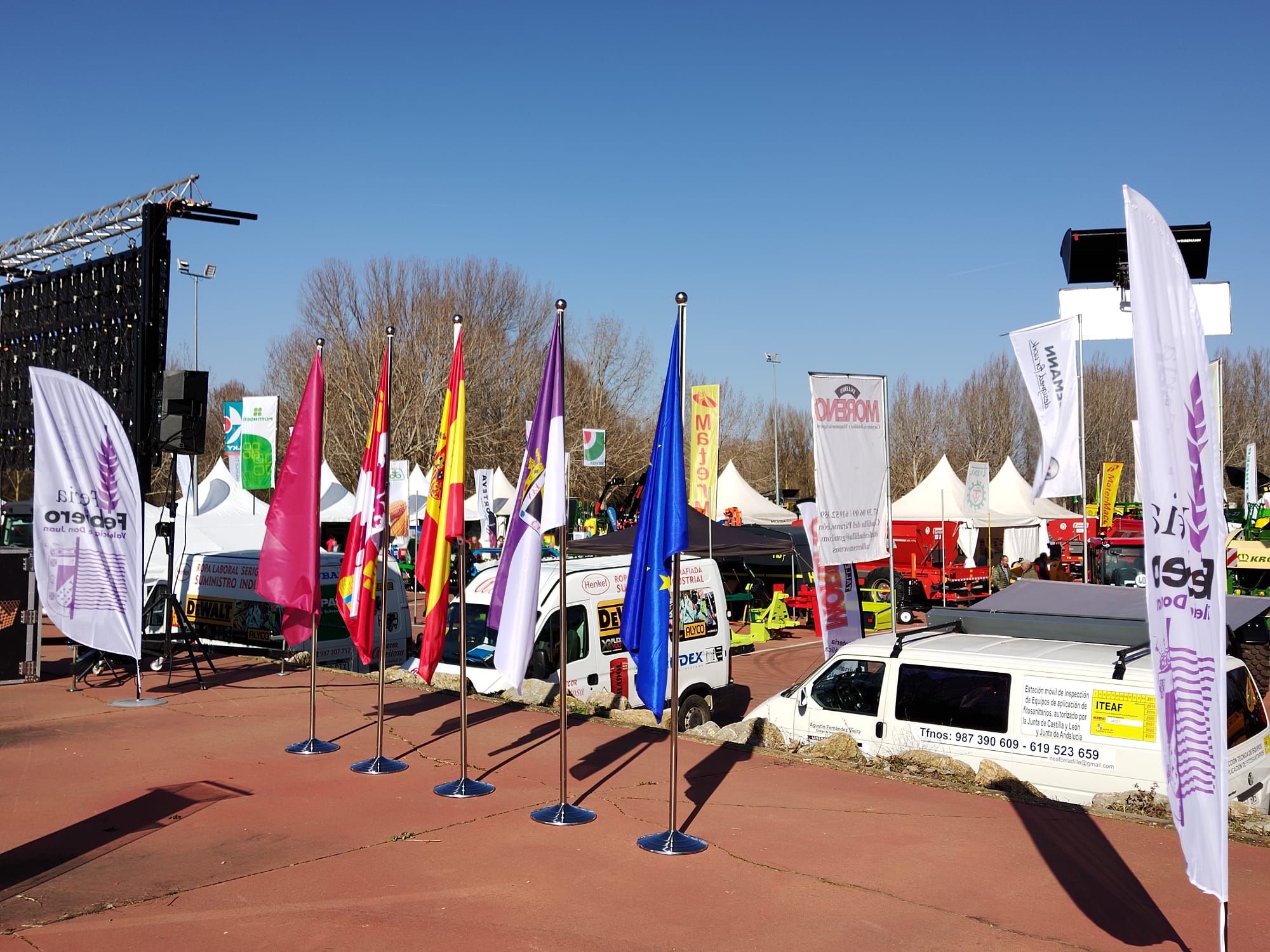 Más de un siglo de vida suma a sus espaldas la tradicional Feria de Febrero de esta localidad del sur de León que ha abierto sus puertas en su 102 edición. El alcalde de Valencia de Don Juan, Juan Pablo Regadera, recuerda que es la fería «de la gente» y el vicepresidente de la Diputación, Matías Llorente, pide apoyo al campo y servicios para el mundo rural. 