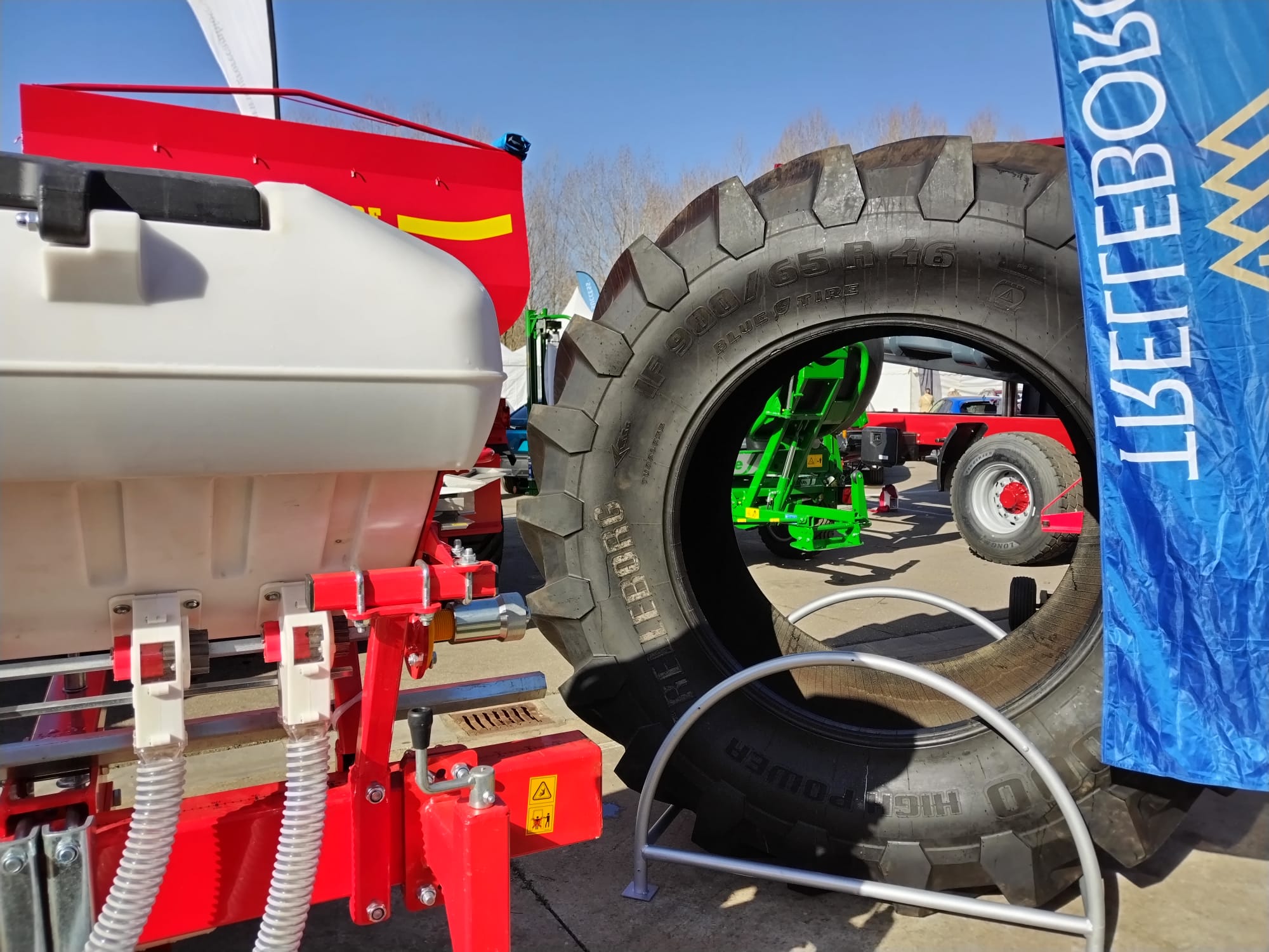 Más de un siglo de vida suma a sus espaldas la tradicional Feria de Febrero de esta localidad del sur de León que ha abierto sus puertas en su 102 edición. El alcalde de Valencia de Don Juan, Juan Pablo Regadera, recuerda que es la fería «de la gente» y el vicepresidente de la Diputación, Matías Llorente, pide apoyo al campo y servicios para el mundo rural. 