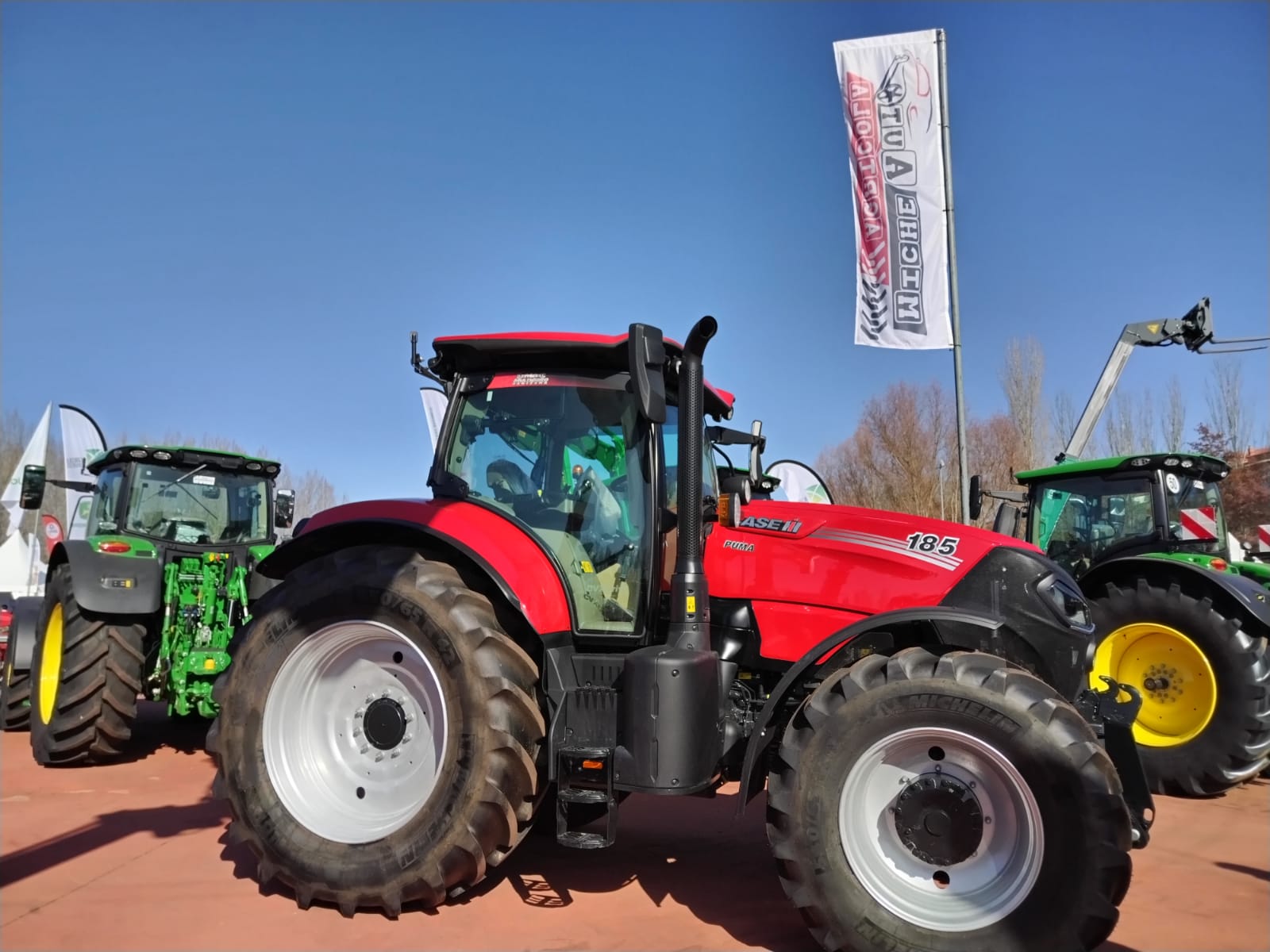 Más de un siglo de vida suma a sus espaldas la tradicional Feria de Febrero de esta localidad del sur de León que ha abierto sus puertas en su 102 edición. El alcalde de Valencia de Don Juan, Juan Pablo Regadera, recuerda que es la fería «de la gente» y el vicepresidente de la Diputación, Matías Llorente, pide apoyo al campo y servicios para el mundo rural. 