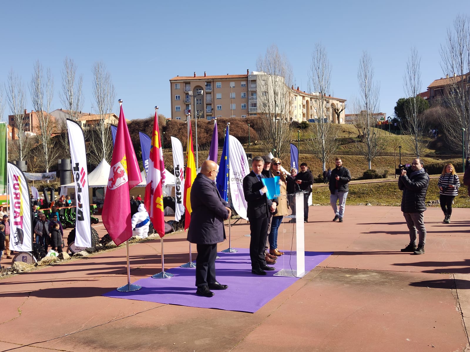 Más de un siglo de vida suma a sus espaldas la tradicional Feria de Febrero de esta localidad del sur de León que ha abierto sus puertas en su 102 edición. El alcalde de Valencia de Don Juan, Juan Pablo Regadera, recuerda que es la fería «de la gente» y el vicepresidente de la Diputación, Matías Llorente, pide apoyo al campo y servicios para el mundo rural. 