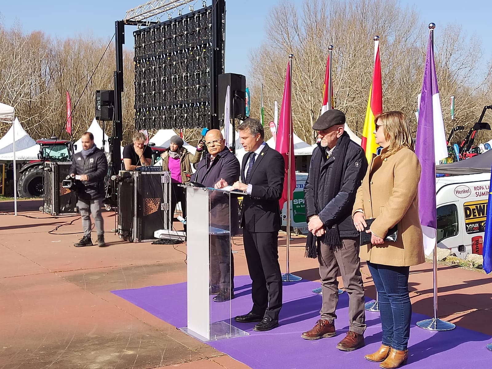 Más de un siglo de vida suma a sus espaldas la tradicional Feria de Febrero de esta localidad del sur de León que ha abierto sus puertas en su 102 edición. El alcalde de Valencia de Don Juan, Juan Pablo Regadera, recuerda que es la fería «de la gente» y el vicepresidente de la Diputación, Matías Llorente, pide apoyo al campo y servicios para el mundo rural. 