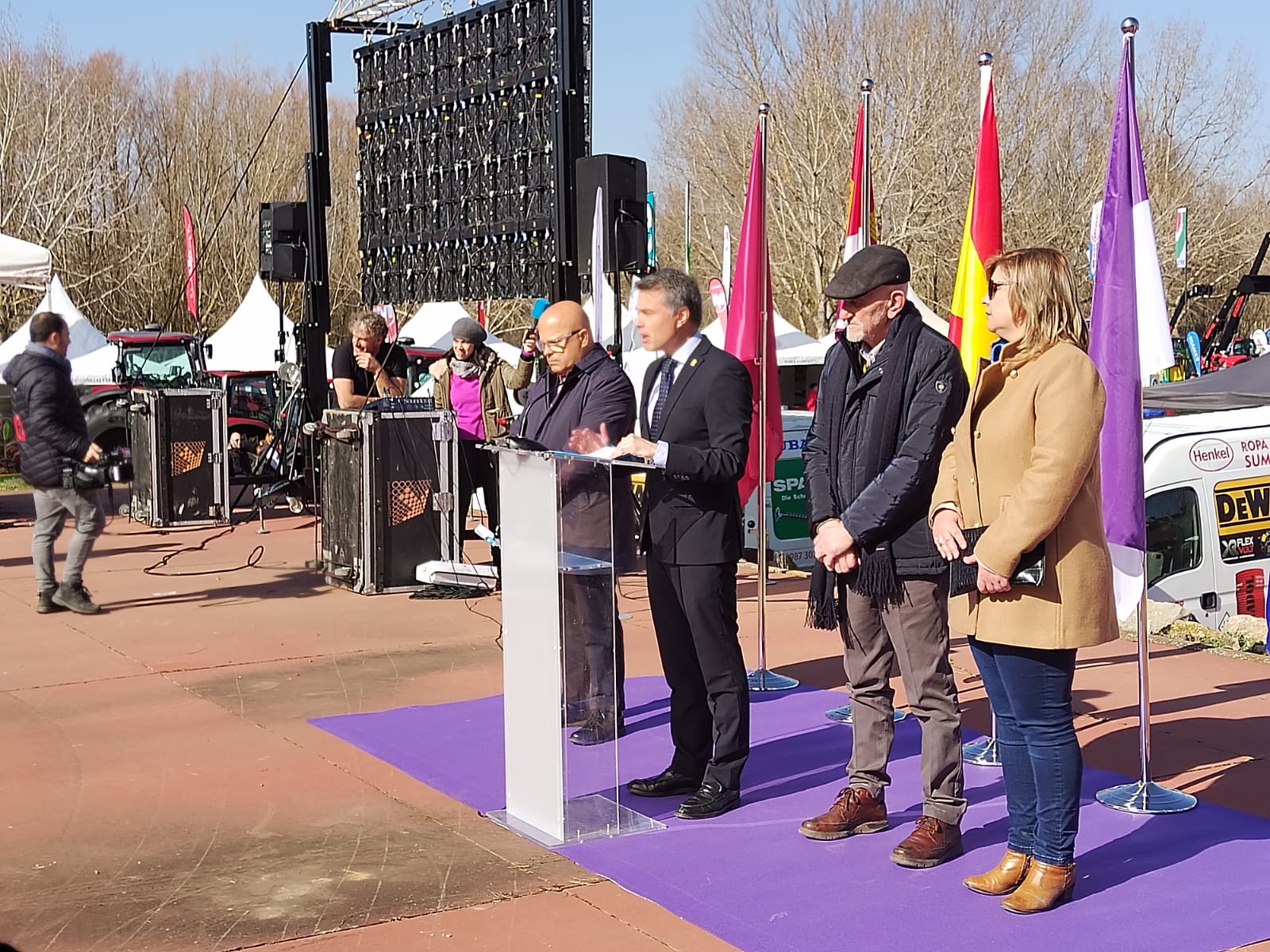 Más de un siglo de vida suma a sus espaldas la tradicional Feria de Febrero de esta localidad del sur de León que ha abierto sus puertas en su 102 edición. El alcalde de Valencia de Don Juan, Juan Pablo Regadera, recuerda que es la fería «de la gente» y el vicepresidente de la Diputación, Matías Llorente, pide apoyo al campo y servicios para el mundo rural. 