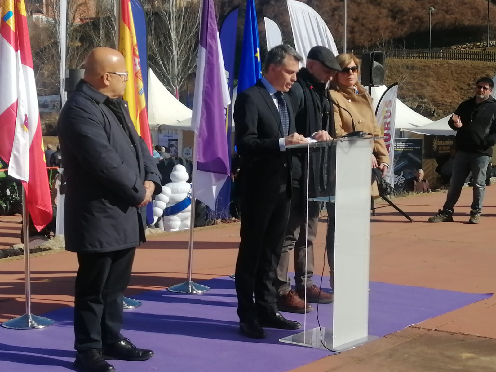 Más de un siglo de vida suma a sus espaldas la tradicional Feria de Febrero de esta localidad del sur de León que ha abierto sus puertas en su 102 edición. El alcalde de Valencia de Don Juan, Juan Pablo Regadera, recuerda que es la fería «de la gente» y el vicepresidente de la Diputación, Matías Llorente, pide apoyo al campo y servicios para el mundo rural. 