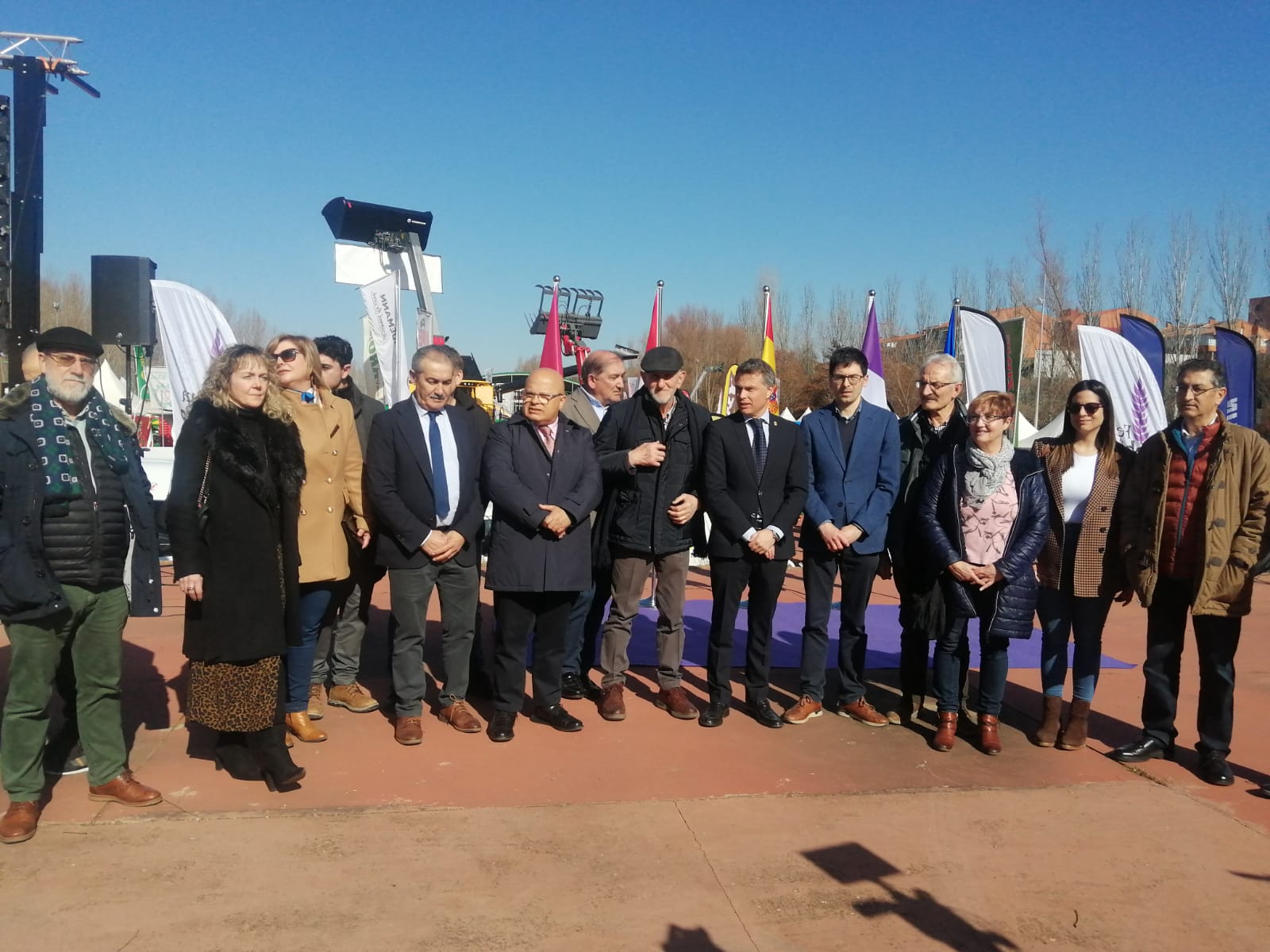 Más de un siglo de vida suma a sus espaldas la tradicional Feria de Febrero de esta localidad del sur de León que ha abierto sus puertas en su 102 edición. El alcalde de Valencia de Don Juan, Juan Pablo Regadera, recuerda que es la fería «de la gente» y el vicepresidente de la Diputación, Matías Llorente, pide apoyo al campo y servicios para el mundo rural. 