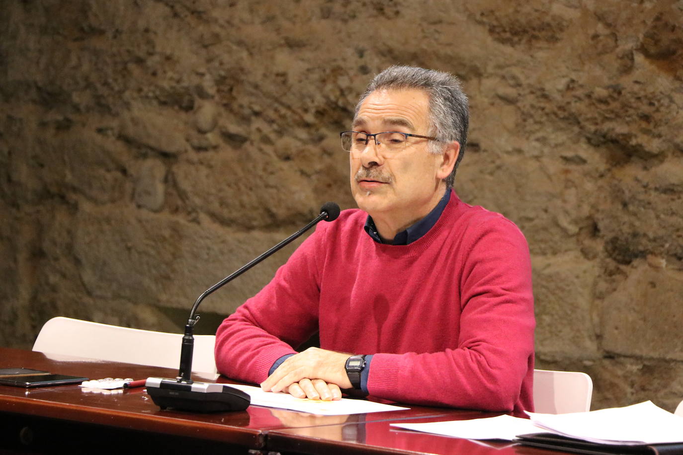 El concejal de Participación Ciudadana, Nicanor Pastrana, explica en una reunión abierta los detalles de los terceros Presupuestos Participativos que este 2023 se abren a los jóvenes de 12 años