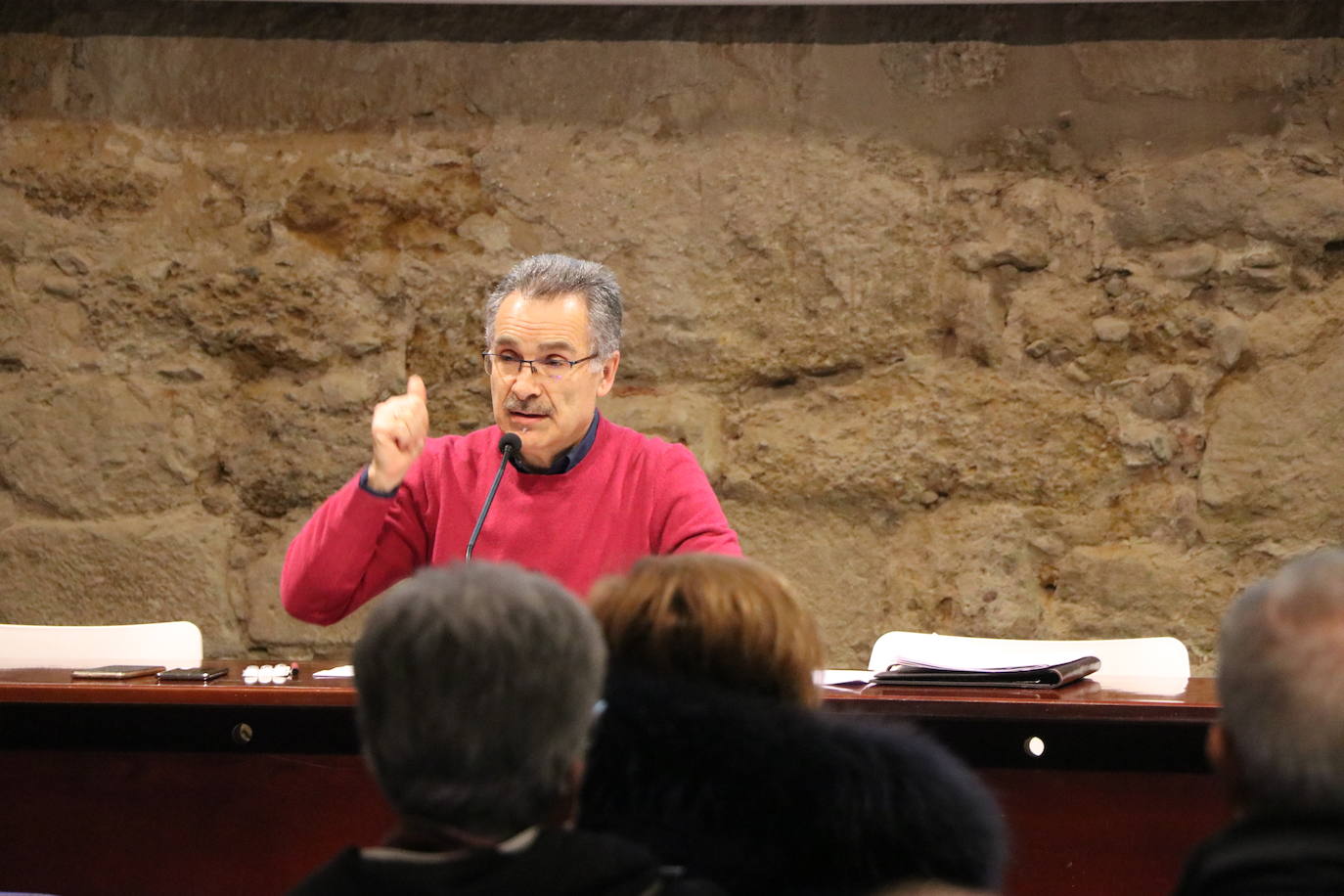 El concejal de Participación Ciudadana, Nicanor Pastrana, explica en una reunión abierta los detalles de los terceros Presupuestos Participativos que este 2023 se abren a los jóvenes de 12 años