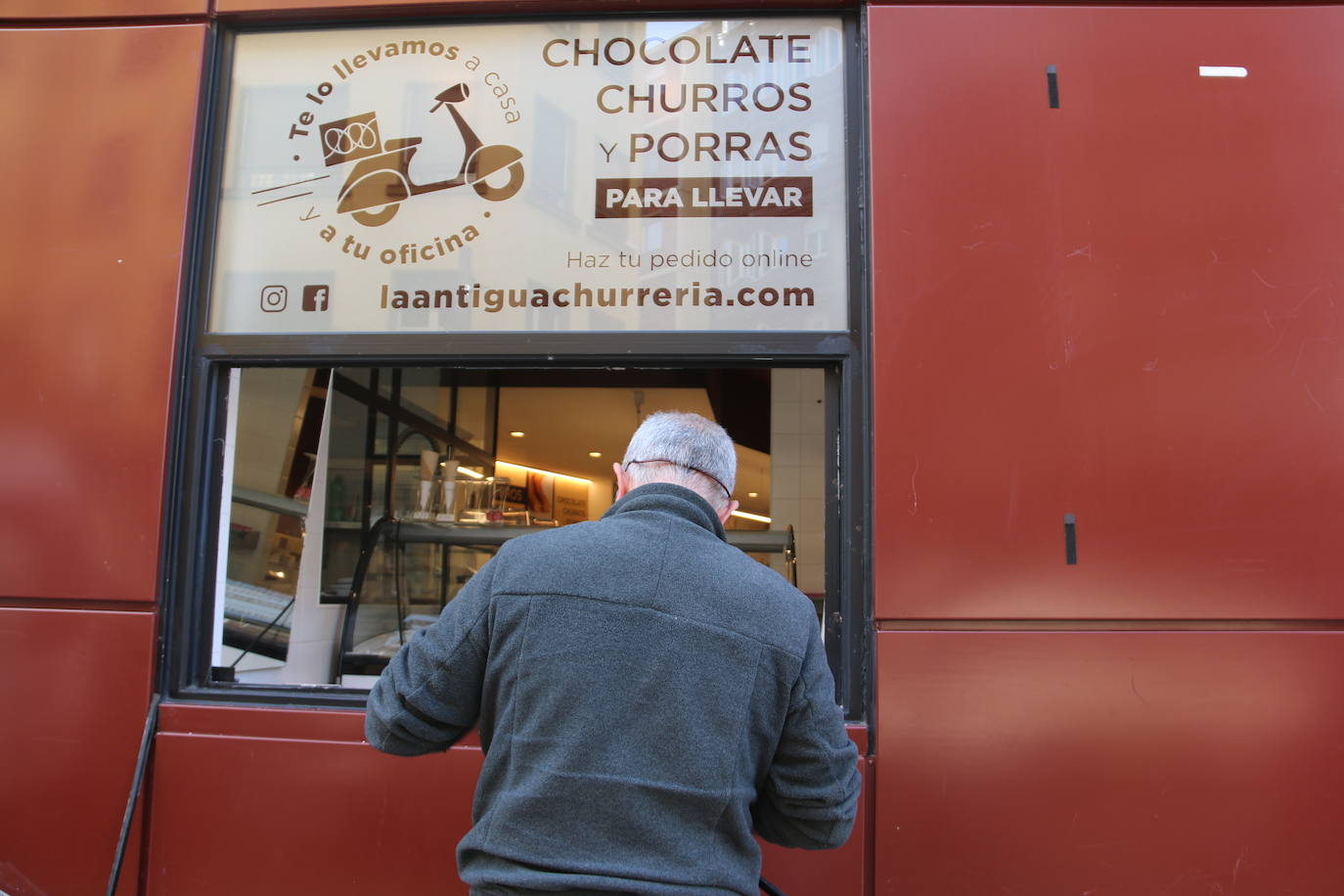 Los trabajadores de la churrería La Antigua colocan el local después del intento de robo.