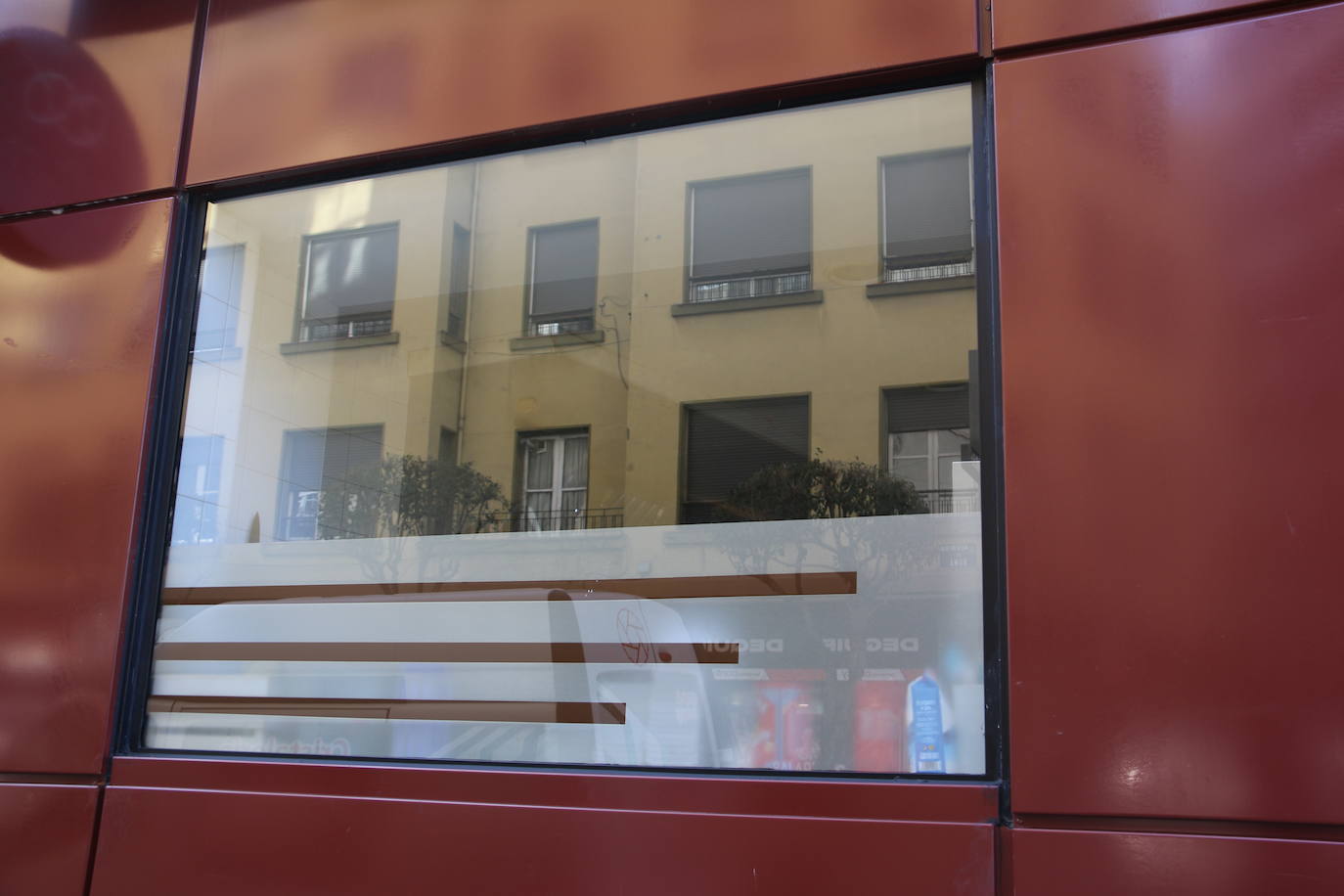 Los trabajadores de la churrería La Antigua colocan el local después del intento de robo.