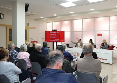 Imagen secundaria 1 - El PSOE de León organiza un diálogo sobre pensiones y aborda los principales avances