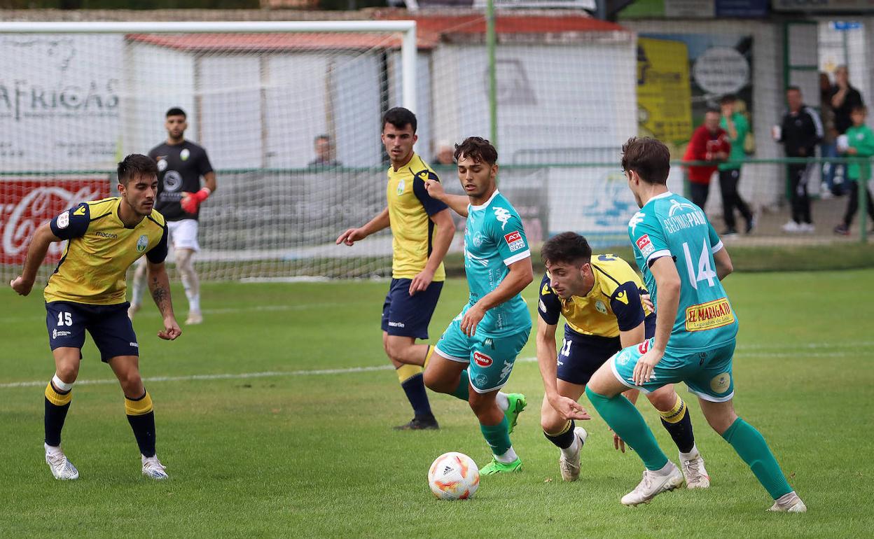 La Virgen del Camino y el Atlético Astorga durante el encuentro de la primera vuelta en Astorga.