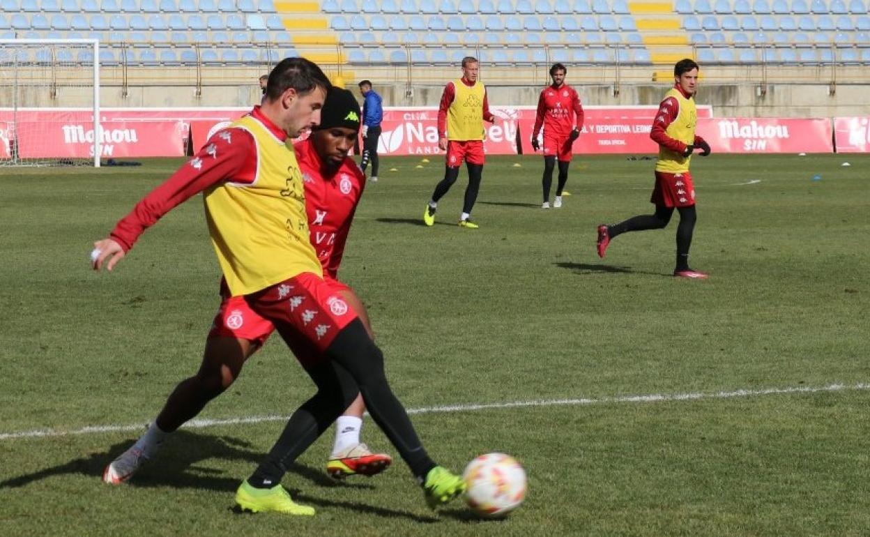 Andy Kawaya, que lleva dos semanas entrenando con el grupo en León y sin poder jugar, podrá entrar en convocatoria este domingo.