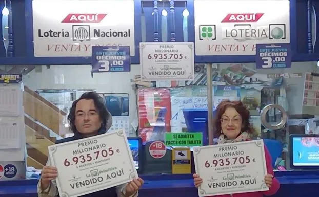 Los titulares del establecimiento muestran los carteles del premio en La Primitiva. 