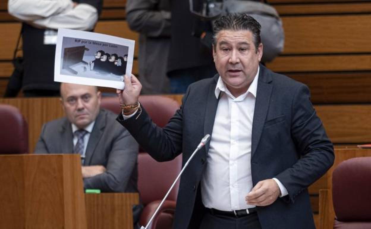 Luis Mariano Santos durante un pleno en las Cortes.