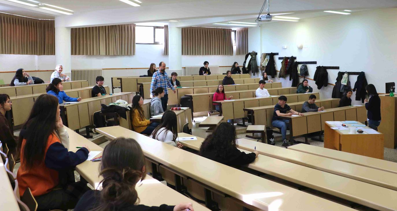 La Facultad de Biológicas y la Escuela de Minas han acogido hoy la IV edición de la Olimpiada de Geología.