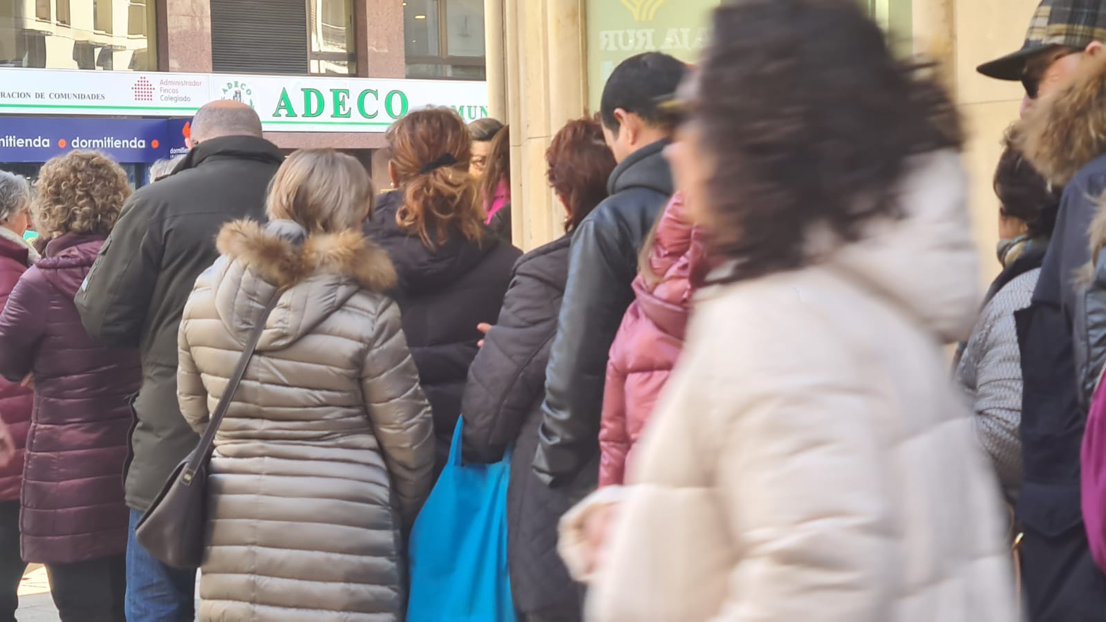 Los leoneses se echan a la calle a la caza de las últimas rebajas.