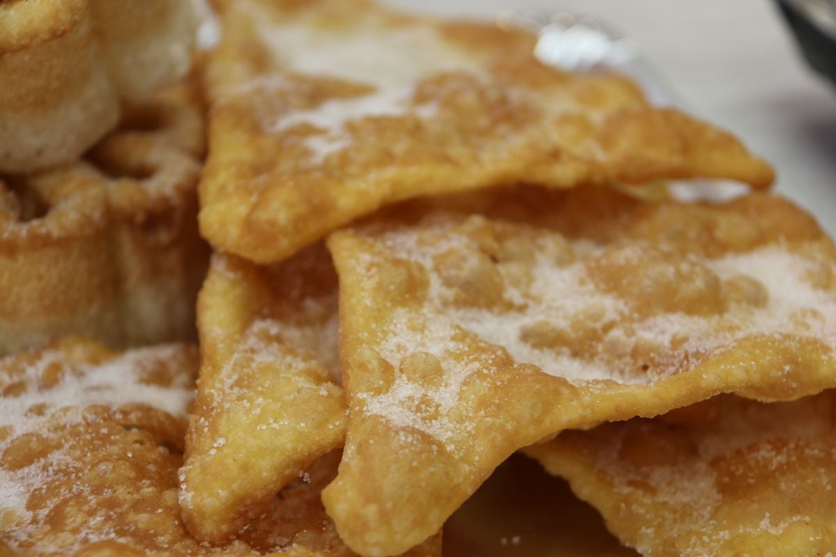 Las confiterías de la ciudad se llenan durante estos días de los dulces más típicos de carnaval.