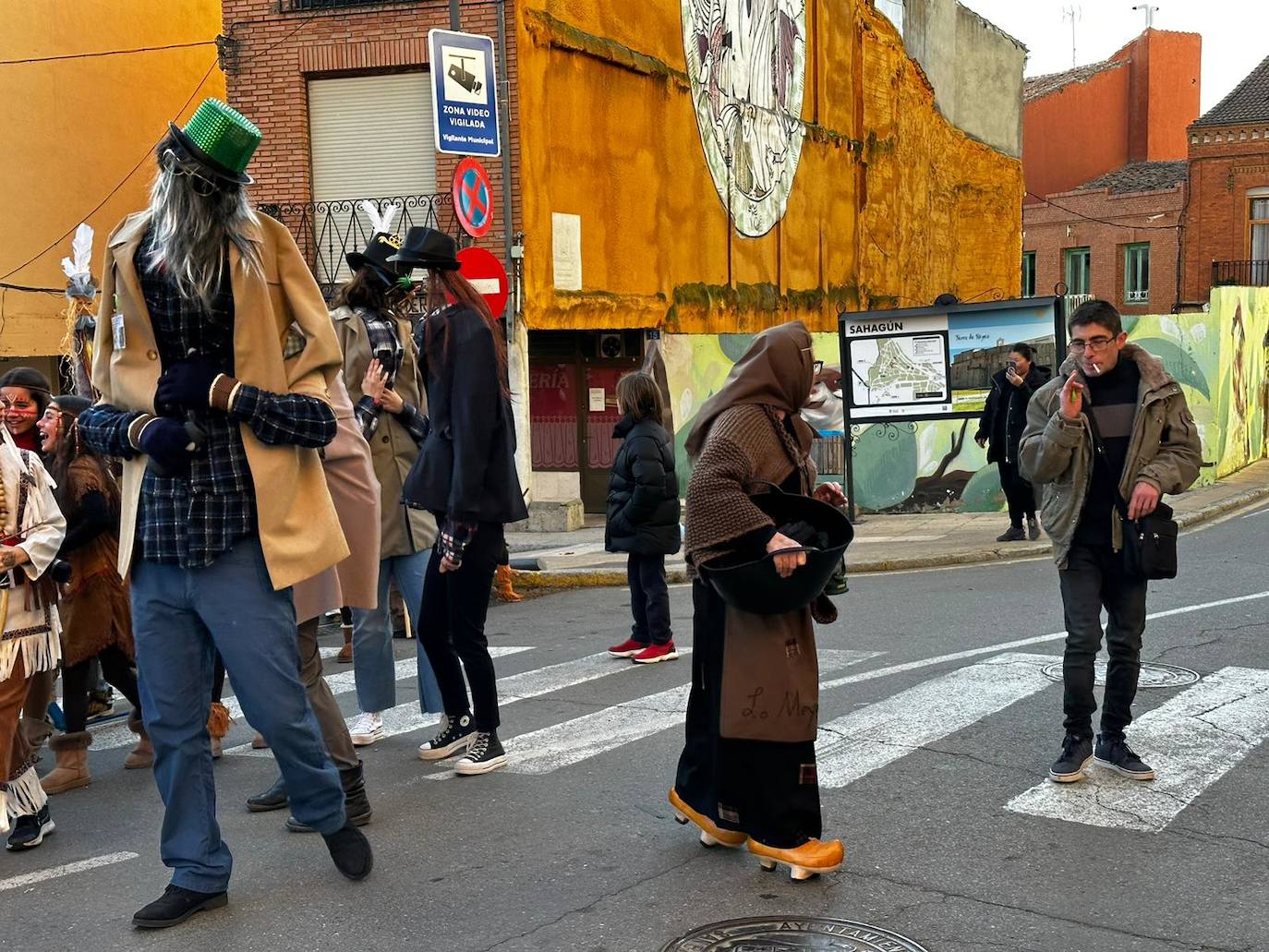 La localidad facundina ha celebrado su tradicional desfile de carnaval donde no han faltado los disfraces más originales y sin olvidar los clásicos.