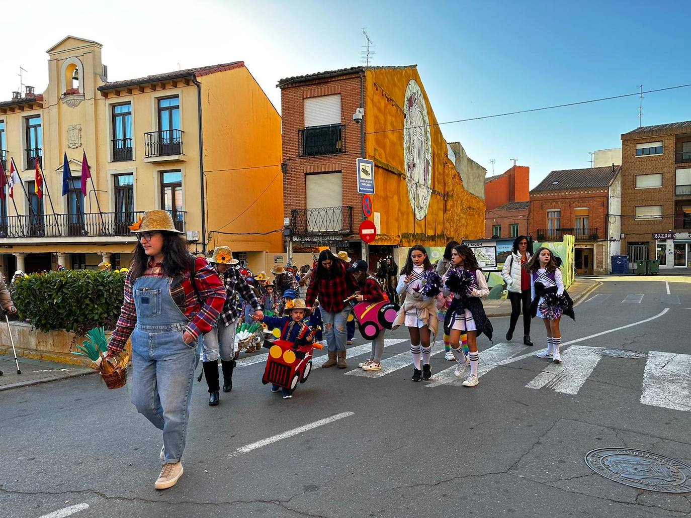 La localidad facundina ha celebrado su tradicional desfile de carnaval donde no han faltado los disfraces más originales y sin olvidar los clásicos.